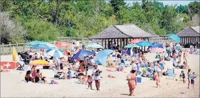  ?? Tyler Sizemore / Hearst Media file photo ?? A state representa­tive from New Haven has introduced a proposal to lower the cost of beach access at recreation­al areas like Greenwich Point.