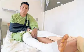  ??  ?? Erwin Tumiri se recupera en una clínica de los golpes que sufrió en el accidente de carretera.
