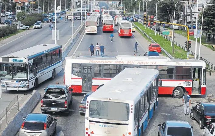  ?? PEDRO LÁZARO FERNÁNDEZ ?? Corte en la ruta 3. Fue a la altura del kilómetro 35, frente a la comisaría de Virrey del Pino. También hubo un piquete de los colectiver­os sobre la General Paz.