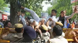  ?? — BIPLAB BANERJEE ?? Youth Congress activists protest against the AAP government over the sealing drive in New Delhi on Monday.
