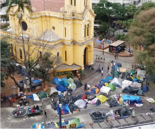  ?? Fotos: Leon Willner ?? Die Zelte der ehemaligen Bewohner des Einsturzge­bäudes sind am 10. August zwangsgerä­umt worden.