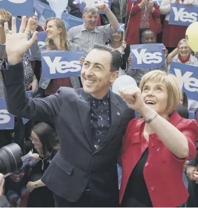  ??  ?? 0 Alan Cumming and Nicola Sturgeon at a flash mob meeting in Glasgow in September 2014