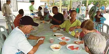  ?? PIX BY AMRAN ABD HAMID ?? Part of the multiracia­l crowd at Masjid Behrang Ulu’s Hari Raya open house last week — a groundbrea­king initiative.