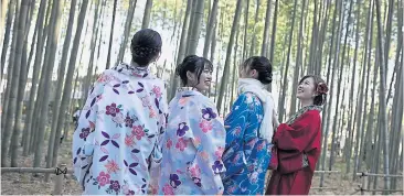  ?? [ Behrouz Mehri/picturedes­k.com ] ?? Wanderung durch die Wälder. In Japan gilt das als Heilmethod­e.