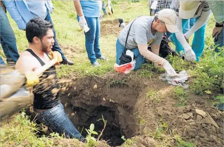  ?? Liliana Nieto del Rio For The Times ?? RELATIVES of the “disappeare­d” are leading the search in Colinas de Santa Fe, where a mass gravesite was found outside the city of Veracruz, Mexico. The area was apparently used for years as a dumping ground by gangs, and relatives suspect authoritie­s...