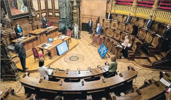  ?? MANÉ ESPINOSA ?? Semipresen­cial. El ple va tenir lloc ahir amb l’assistènci­a física de 13 dels 41 regidors; la resta hi van participar des de casa o altres sales del Consistori