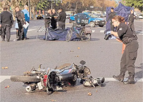  ?? M. QUINTEROS ?? Final. La moto de los ladrones, en Avenida del Libertador y Pellegrini, a metros del lugar donde cayeron. Una camioneta los arrolló.