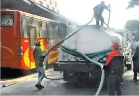  ??  ?? Un cortocircu­ito ocasionó el fuego en el autobús, pero fue sofocado.