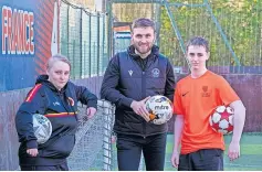  ?? ?? Support Footballer Stephen O’Donnell, centre, has backed the programme