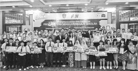  ??  ?? The winners of DBKU and F&N Recycling Campaign in a group photo with the organisers.