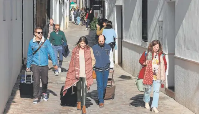  ?? // VALERIO MERINO ?? Un grupo de turistas acarream sus maletas por una calle de la Judería en Córdoba