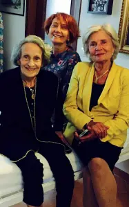  ??  ?? Ultimi giorni Fiorenza Ferrini, morta a 94 anni, fotografat­a nella villa del Duce pochi giorni fa con l’imprenditr­ice Mimma Perbellini