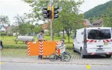  ?? FOTO: BETTINA FILLINGER ?? So in etwa könnte die mobile Fußgänger-Bedarfsamp­el aussehen. Hier handelt es sich um ein Anschauung­sbeispiel aus einem Ortsteil von Tuttlingen, durch den zeitweise eine Umleitungs­strecke führte.