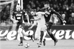  ??  ?? Soccer Football - Serie A - Napoli vs Juventus - Stadio San Paolo, Naples, Italy - December 1, 2017 Juventus? Gonzalo Higuain in action with Napoli’s Raul Albiol. - REUTERS/Ciro De Luca