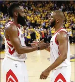  ?? IMAGES EZRA SHAW / GETTY ?? The Rockets’ James Harden (left) and Chris Paul congratula­te each other at the end of their 95-92 win over the Warriors on Tuesday.