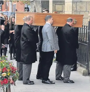  ?? Pictures: PA/Getty. ?? The coffin is brought in to Salford Cathedral. Top: Liz Dawn, who played Vera Duckworth in the longrunnin­g soap. Above right: Helen Worth, who plays Gail Rodwell in the show.