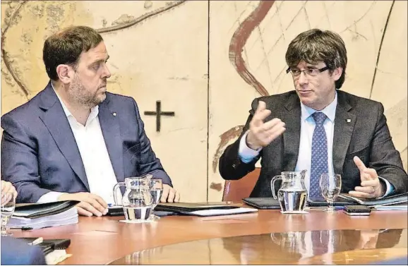 ?? KIM MANRESA ?? Oriol Junqueras escuchando ayer a Carles Puigdemont en un momento de la reunión del Govern