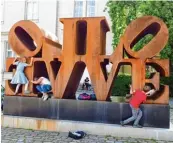  ??  ?? In Berlin steht dieses Indiana Kunstwerk aus Stahl vor dem Museum für Gegenwart. Es heißt „Imperial Love“und wiegt etwa so viel wie drei Autos.