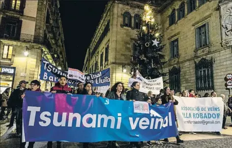  ?? ÁNGELA SILVA ?? Los vecinos volvieron a tomar ayer la plaza Sant Jaume para denunciar que Barcelona “no funciona”