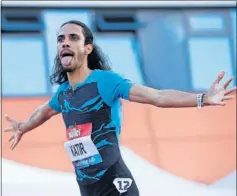  ??  ?? Mohamed Katir celebra una de sus victorias con los brazos abiertos.