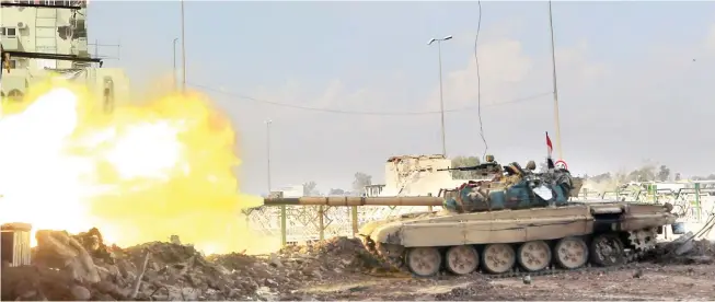  ??  ?? An Iraqi tank fires at Daesh militants in Mosul on Tuesday. (Reuters)