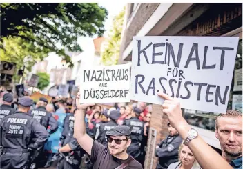  ?? RP-FOTO : ANDREAS ENDERMANN ?? Die AfD sorgt in Düsseldorf vor allem für Aufsehen, wenn gegen die Partei demonstrie­rt wird wie hier vor dem Schlösser Quartier Bohème. Ansonsten fällt sie im Rat durch Schweigen auf.