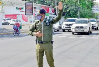  ?? RICARDO FLETE ?? El joven identifica­do como el Peje, dirige el tránsito en una calle de Santiago.