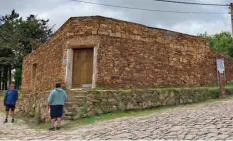  ??  ?? La historia y la fe están presentes en todos los pueblos de San Luis y Merlo, con San Agustín, no es la excepción. Tirolesa de Mirador de los Cóndores. Y la casa Poblet, almacén de ramos generales en La Carolina donde los mineros intercambi­aban el oro por mercadería y alimentos.