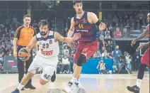  ?? FOTO: EFE ?? Llull se va cómodament­e de Tomic El base se salió en el Palau