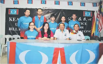  ??  ?? Voon (seated second left), Dr Teo (seated third left) and members of the working committee of Miri MP Service Centre.