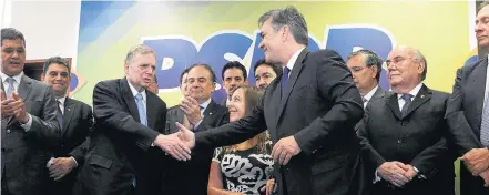  ?? ANDRE DUSEK/ESTADÃO ?? Evento. Tasso, durante o lançamento de sua candidatur­a ao comando do PSDB, cumpriment­a o senador Cássio Cunha Lima