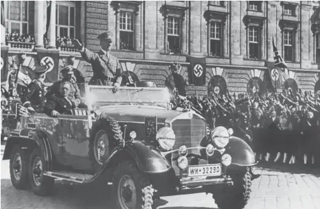 ?? FOTO: DPA ?? Unter dem Jubel weiter Teile der österreich­ischen Bevölkerun­g zieht Adolf Hitler am 14. März 1938 in Wien ein. Schon zuvor hatten Nazis aus den Reihen der österreich­ischen Bürgerscha­ft die Macht an sich gerissen.