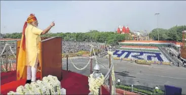  ?? RAJ K RAJ/HT PHOTO ?? Prime Minister Narendra Modi addresses the nation during Independen­ce Day celebratio­ns at the Red Fort in New Delhi on Tuesday. In a departure from tradition, the General Officer Commanding of Delhi Area was not seen standing behind Modi when he...