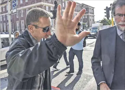  ?? Photo : Jason BOUD/INLSA ?? In ‘limbo’: Lee Nigel Tucker (left) and his attorney, Joe Weeber, arrive for the fugitive’s court appearance in 2014 to challenge his extraditio­n to the United Kingdom.