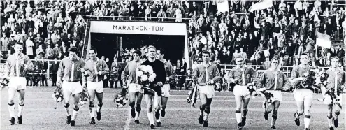  ??  ?? Die Mannschaft von Fortuna Düsseldorf nach dem Gewinn der Westdeutsc­hen Meistersch­aft 1966.