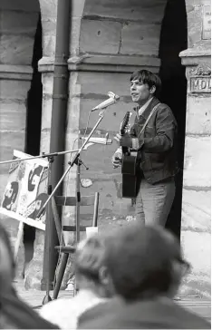  ?? Tagesspieg­el Foto: Karl Schnörrer, dpa ?? Seine Karriere währt nun schon über 50 Jahre: Dieses Foto zeigt Reinhard Mey im Juli 1968 vor Studenten der Uni Erlangen Nürnberg.