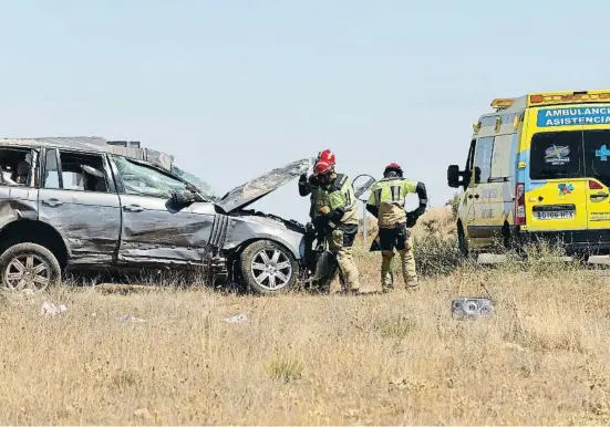  ?? Agèncien / EFE ?? Estat del vehicle accidentat a la carretera local DSA-310, al terme municipal de Carrascal de Barrega, dijous