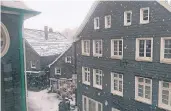  ?? FOTO: JAN DOBRICK ?? Auch im Bergischen Land wie hier in Remscheid-Lennep bedeckte Schnee die Dächer und Straßen.