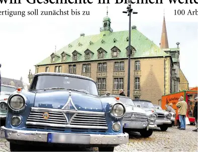  ?? BILDER: SABRINA WENDT ?? Eine Borgward-Flotte (vorn ein Hansa 2400) steht vor dem Bremer Rathaus. Das kleine Bild zeigt (v.l.) Martin Günthner, Christian Borgward und Ulrich Walker. erklärt Weltraumre­porter Flux vom NWZ-Kinderclub das Thema