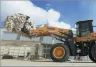  ?? CAI ZENGLE / FOR CHINA DAILY ?? A loader moves seed cotton at a cotton ginning mill in Bachu county, Xinjiang Uygur autonomous region, this month.