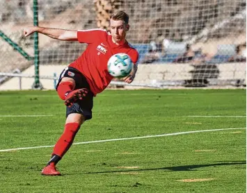  ?? Foto: Klaus Rainer Krieger ?? Volle Konzentrat­ion auf den Ball: Nach einigen harten Jahren kann Jan Ingwer Callsen Bracker seinen Beruf nun wieder komplett genießen. In der Rückrunde sollen auch wieder Einsätze in der Bundesliga folgen.