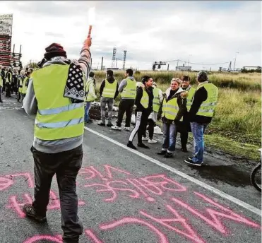  ?? APA ?? Dutzende Demonstran­ten der „Gelbwesten“-Bewegung blockieren eine Straße, die zu einem Tanklager in Frontignan im Süden Frankreich­s führt