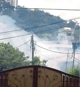  ??  ?? Fogging being carried out in Jalan 5/4, Bukit Gasing, Petaling Jaya. PIC COURTESY OF READER