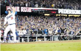  ?? AFP ?? Joc Pedersen celebra su jonrón que significó el 3-1 a favor de los Dodgers.