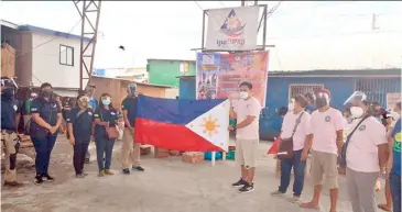  ?? PHOTOGRAPH BY AL PADILLA FOR THE DAILY TRIBUNE @tribunephl_al ?? RESIDENTS of Barangay Samala Marquez in Binakayan, Kawit hold the Philippine flag to commemorat­e the country’s Independen­ce Day.