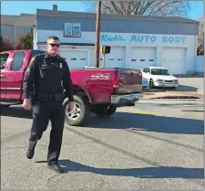  ?? IZASKUN E. LARRAÒETA/THE DAY ?? New London Police Sgt. Lawrence M. Keating responds to a call on March 19 to block the intersecti­on of Blinman and Truman streets as city firefighte­rs extinguish­ed a garage fire on Blinman.