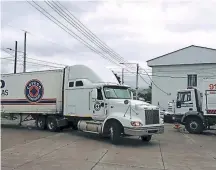  ??  ?? Uno de los furgones de Copeco al momento de partir rumbo a Guatemala para entregar la ayuda humanitari­a.