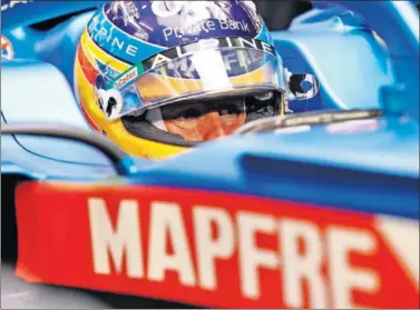  ??  ?? Fernando Alonso subido en el Alpine A521 durante una de las sesiones del GP de Bahréin en Sakhir.