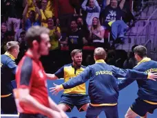  ?? Bild: JONAS EKSTROMER ?? PÅ GÅNG. Bronsjubel i det svenska herrlandsl­aget efter att VMmedaljen säkrats efter kvartsfina­lvinsten mot England.