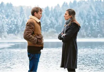  ?? Foto: Barbara Bauriedl, ZDF, dpa ?? Mike (Anton Spieker) und Sylvie (Laura de Boer) in einer Szene des Dramas „Winterherz - Tod in einer kalten Nacht“. Der Film wird am Montagaben­d um 20.15 Uhr im ZDF zu sehen sein.